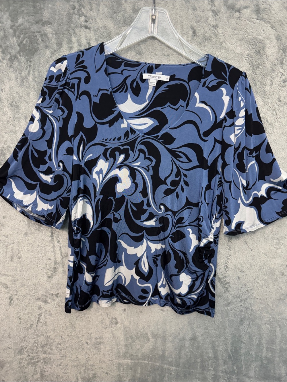 Chico's Med Blue & White Swirl V-Neck Blouse top pullover